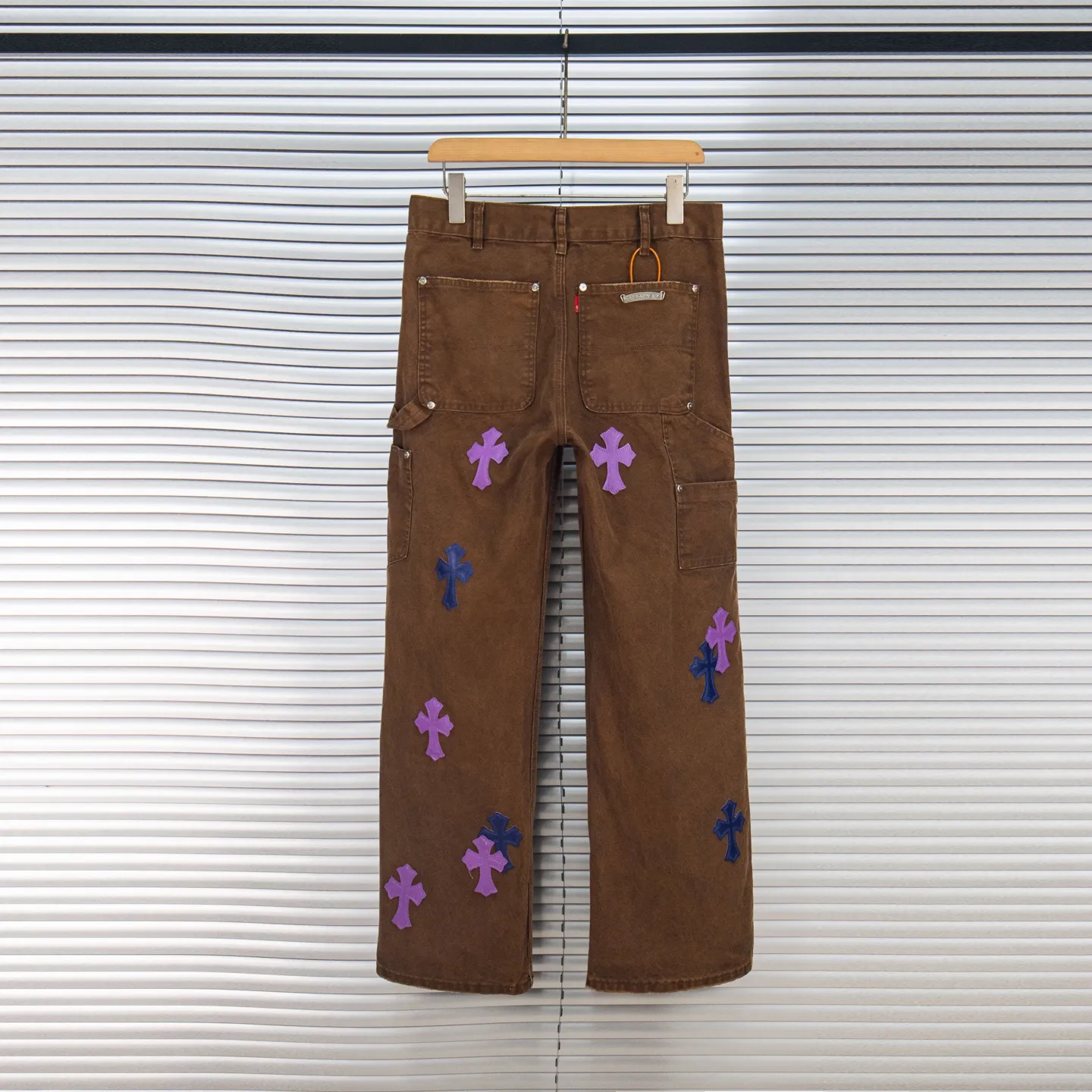 P290 Chrome Hearts Chrome Hearts brown logging purple multi-leather jeans Multi-leather standard work jeans pants CH jeans need to be washed and then disassembled and hand-stitched with sheepskin cross leather and then spliced to complete. The whole process is too complicated to explain. About Chrome Hearts This is an extremely luxurious fashion brand that can also be called the nobility of the high street. It has always been an exclusive brand for some hipsters or rich second generations. Compared with ordinary high streets, it is more luxurious and noble. Compared with luxury brands, it has a more fashionable personality. It has always been a brand that I have a special liking for. Style number: 1786# Color: Brown Size: 28 30 32 34 36